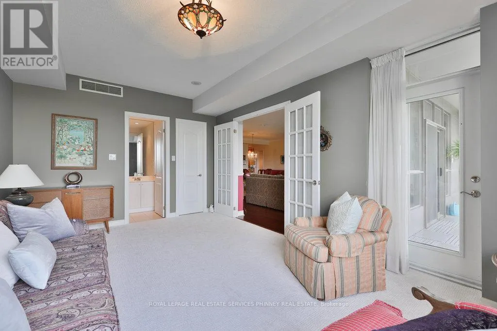 807 - 1900 THE COLLEGEWAY