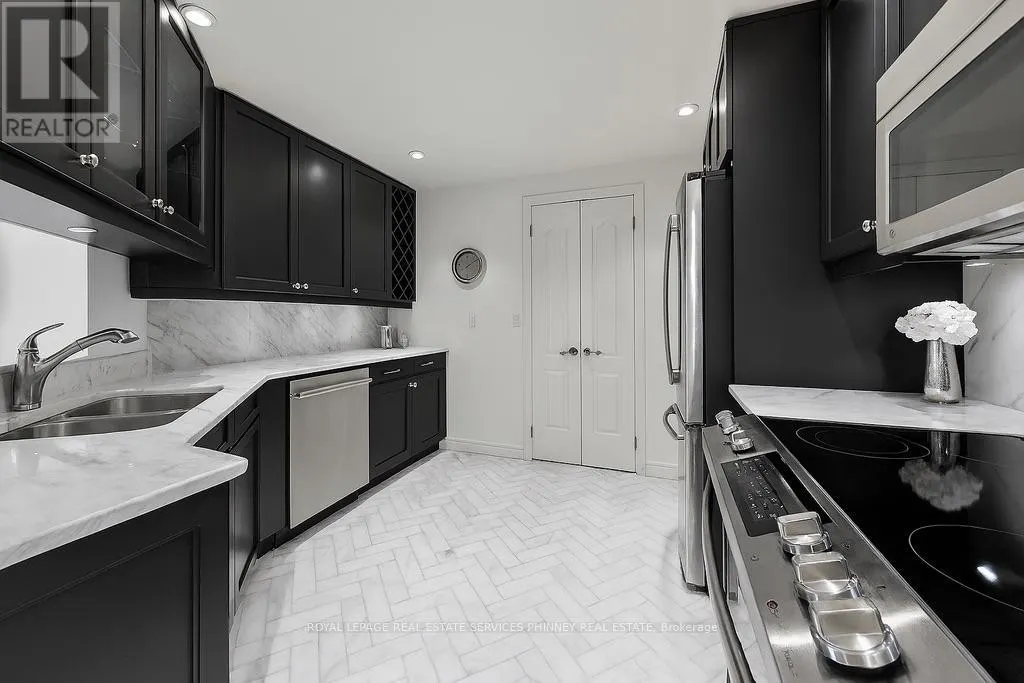 807 - 1900 THE COLLEGEWAY