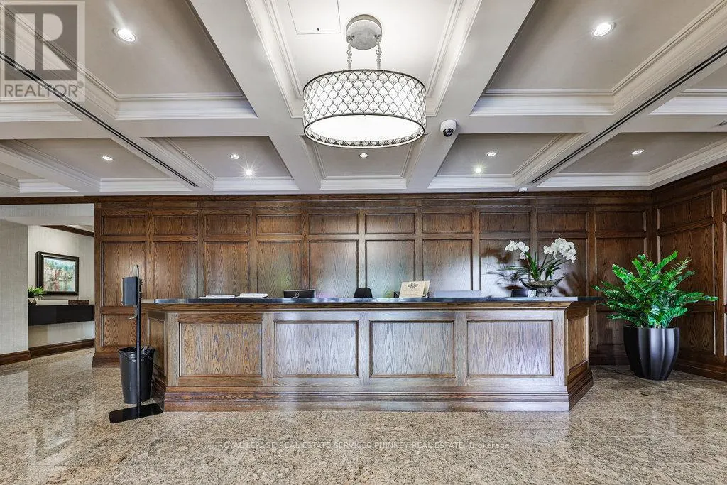 807 - 1900 THE COLLEGEWAY