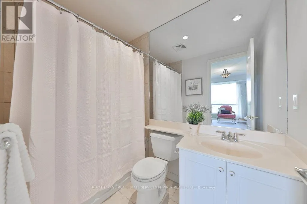 807 - 1900 THE COLLEGEWAY