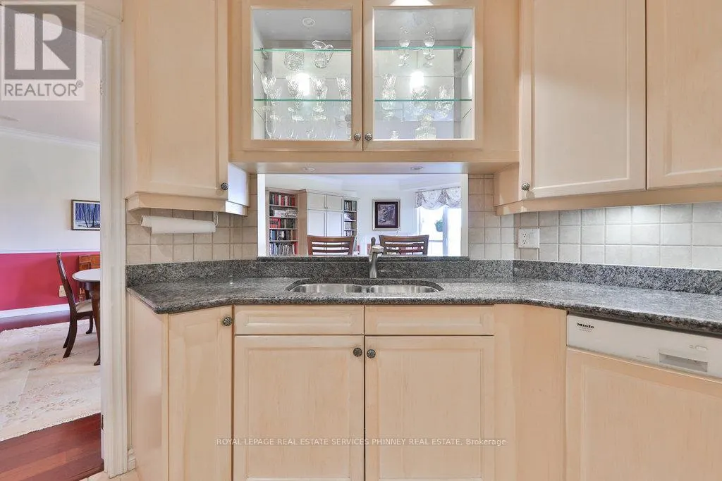 807 - 1900 THE COLLEGEWAY