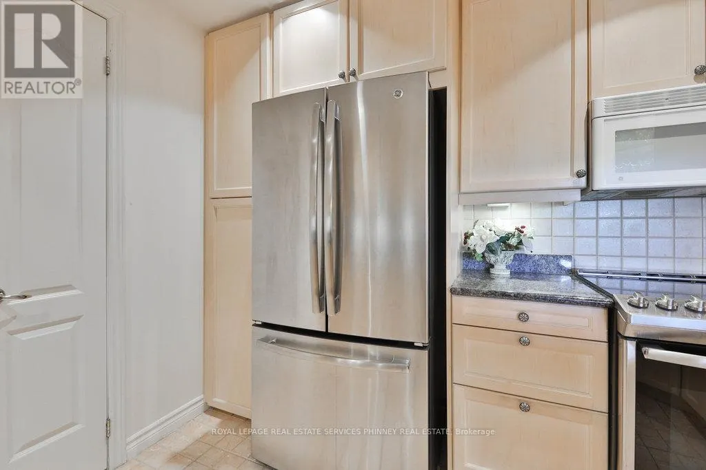 807 - 1900 THE COLLEGEWAY