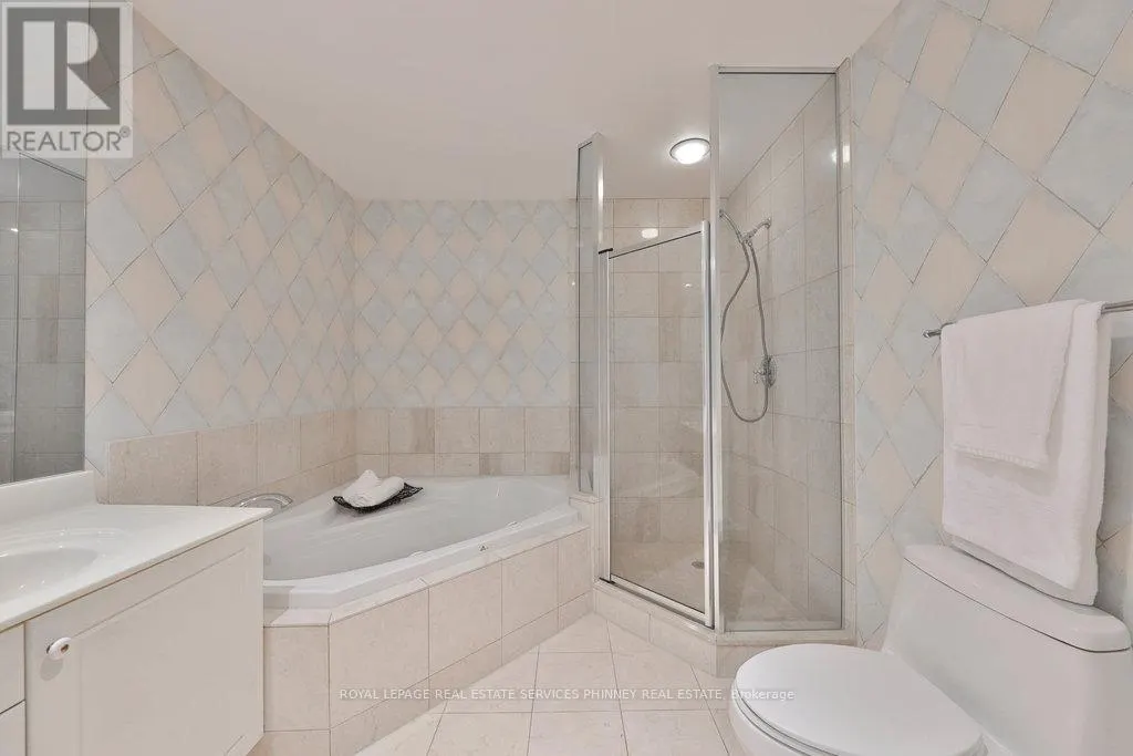 807 - 1900 THE COLLEGEWAY