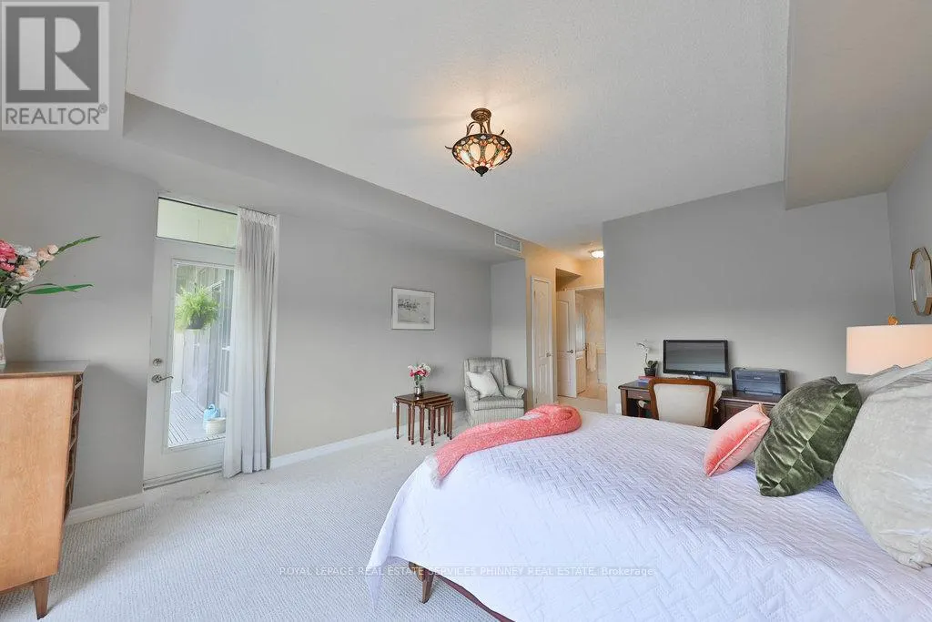 807 - 1900 THE COLLEGEWAY