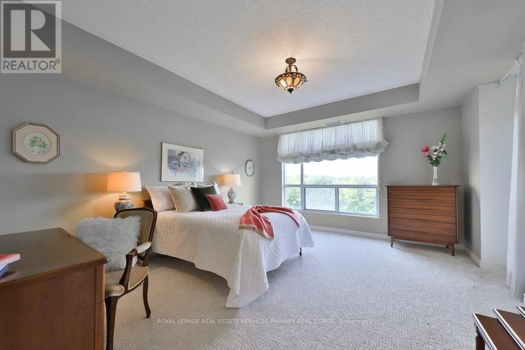 807 - 1900 THE COLLEGEWAY