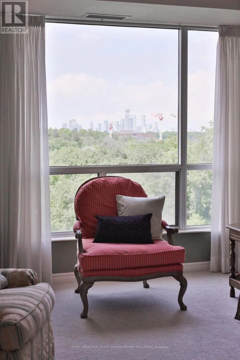 807 - 1900 THE COLLEGEWAY