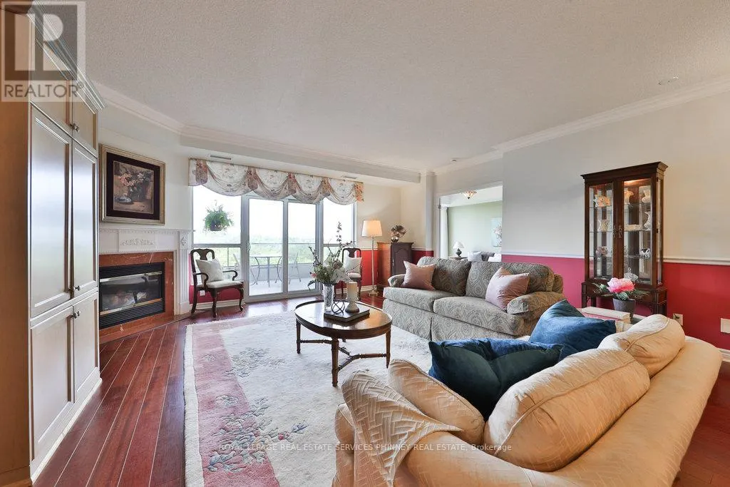 807 - 1900 THE COLLEGEWAY