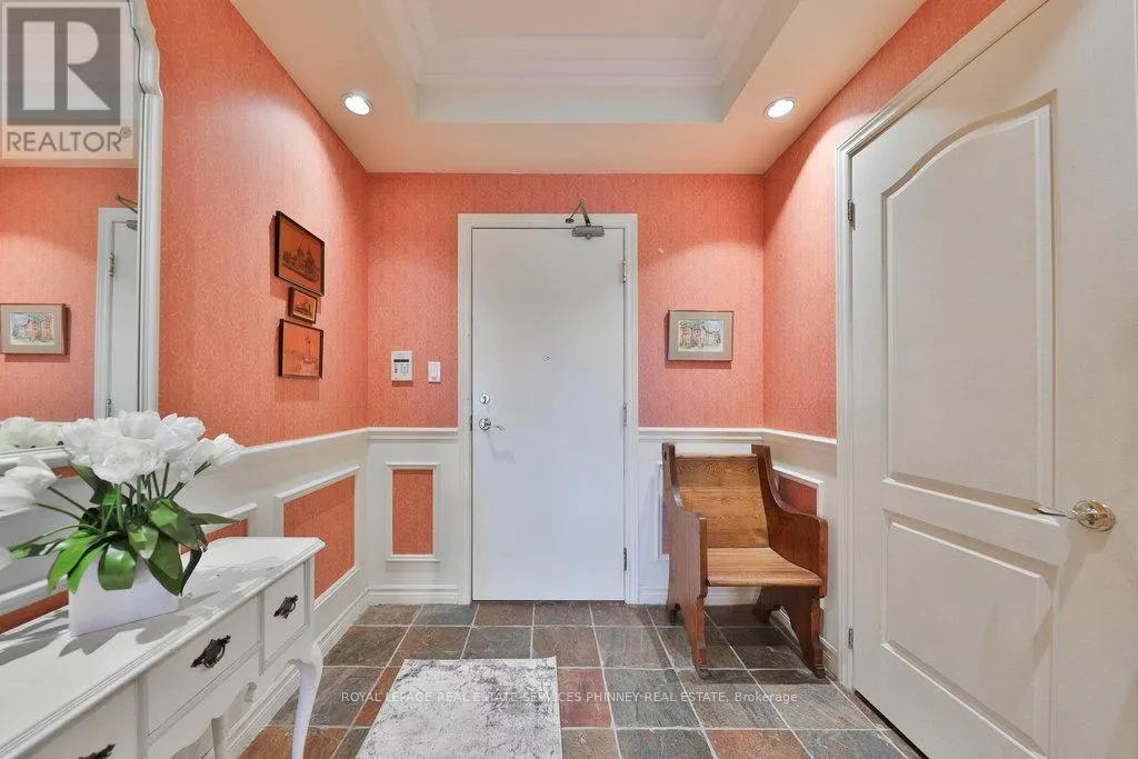 807 - 1900 THE COLLEGEWAY