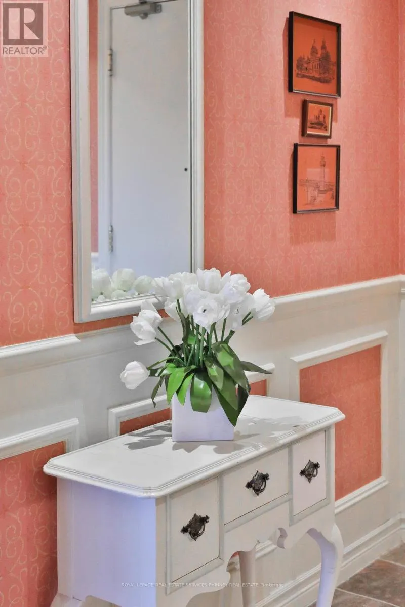 807 - 1900 THE COLLEGEWAY