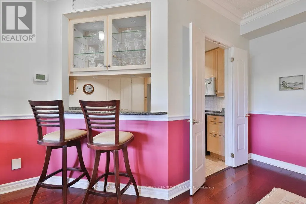 807 - 1900 THE COLLEGEWAY