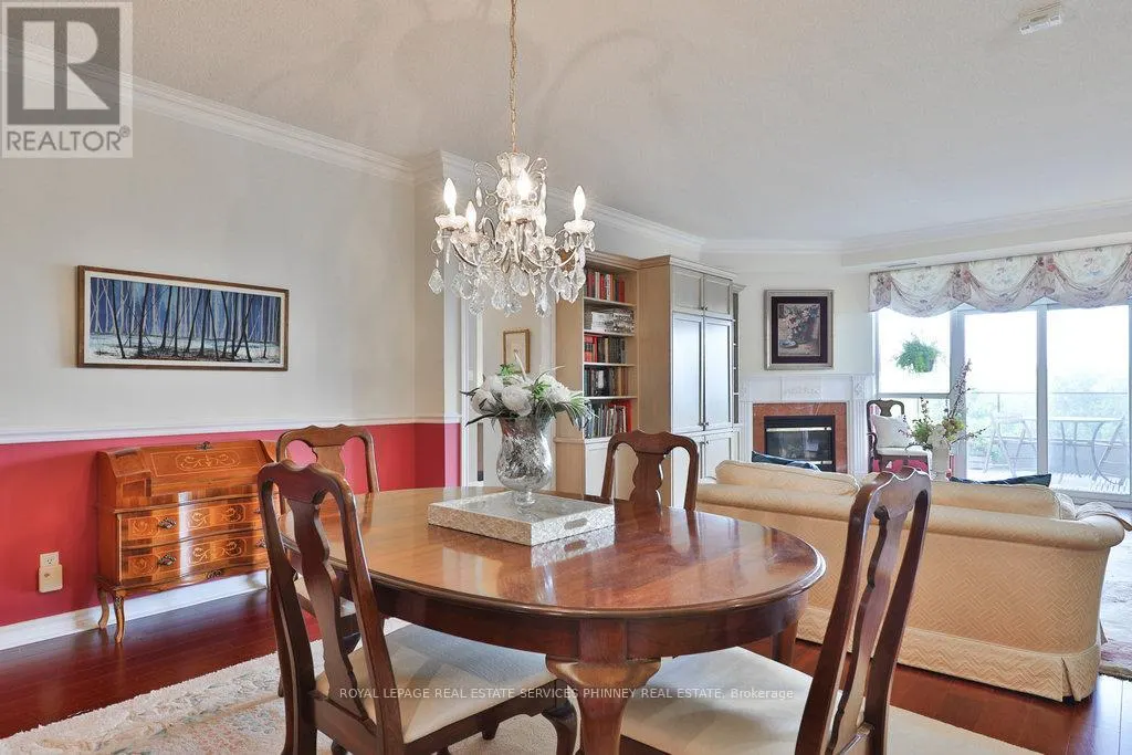 807 - 1900 THE COLLEGEWAY