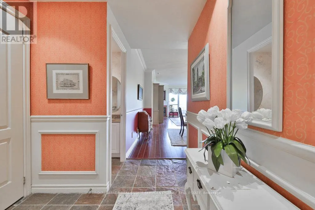 807 - 1900 THE COLLEGEWAY