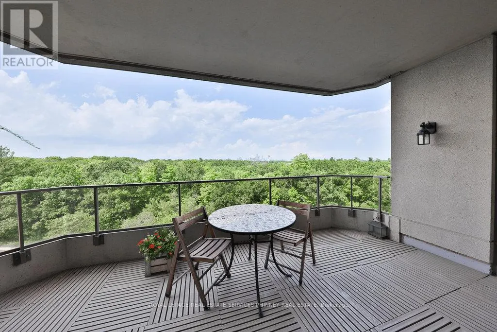 807 - 1900 THE COLLEGEWAY