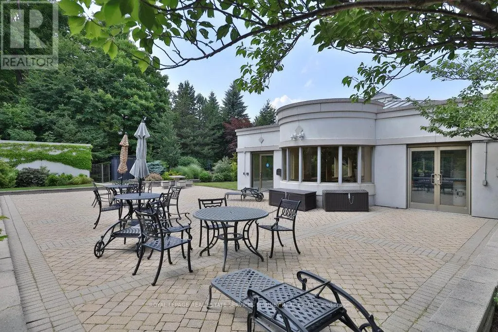 807 - 1900 THE COLLEGEWAY