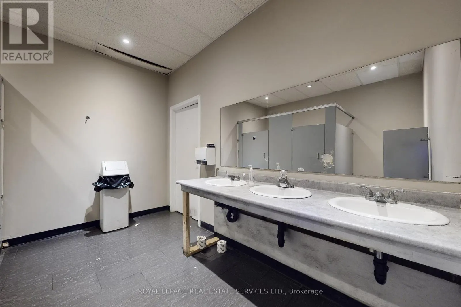 17 COMMERCIAL STREET