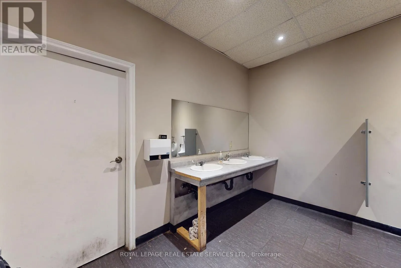 17 COMMERCIAL STREET