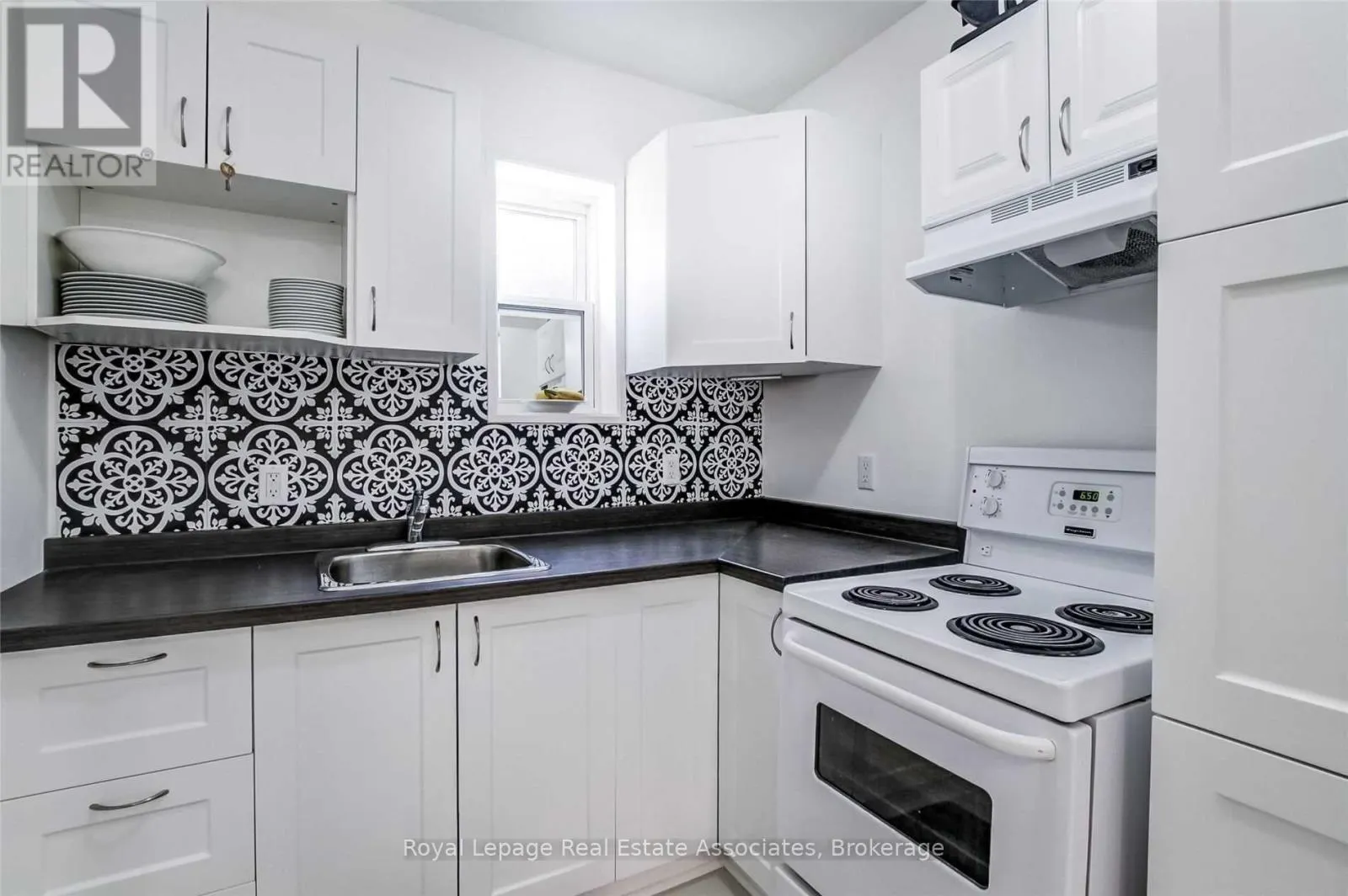 881 LAKESHORE ROAD E