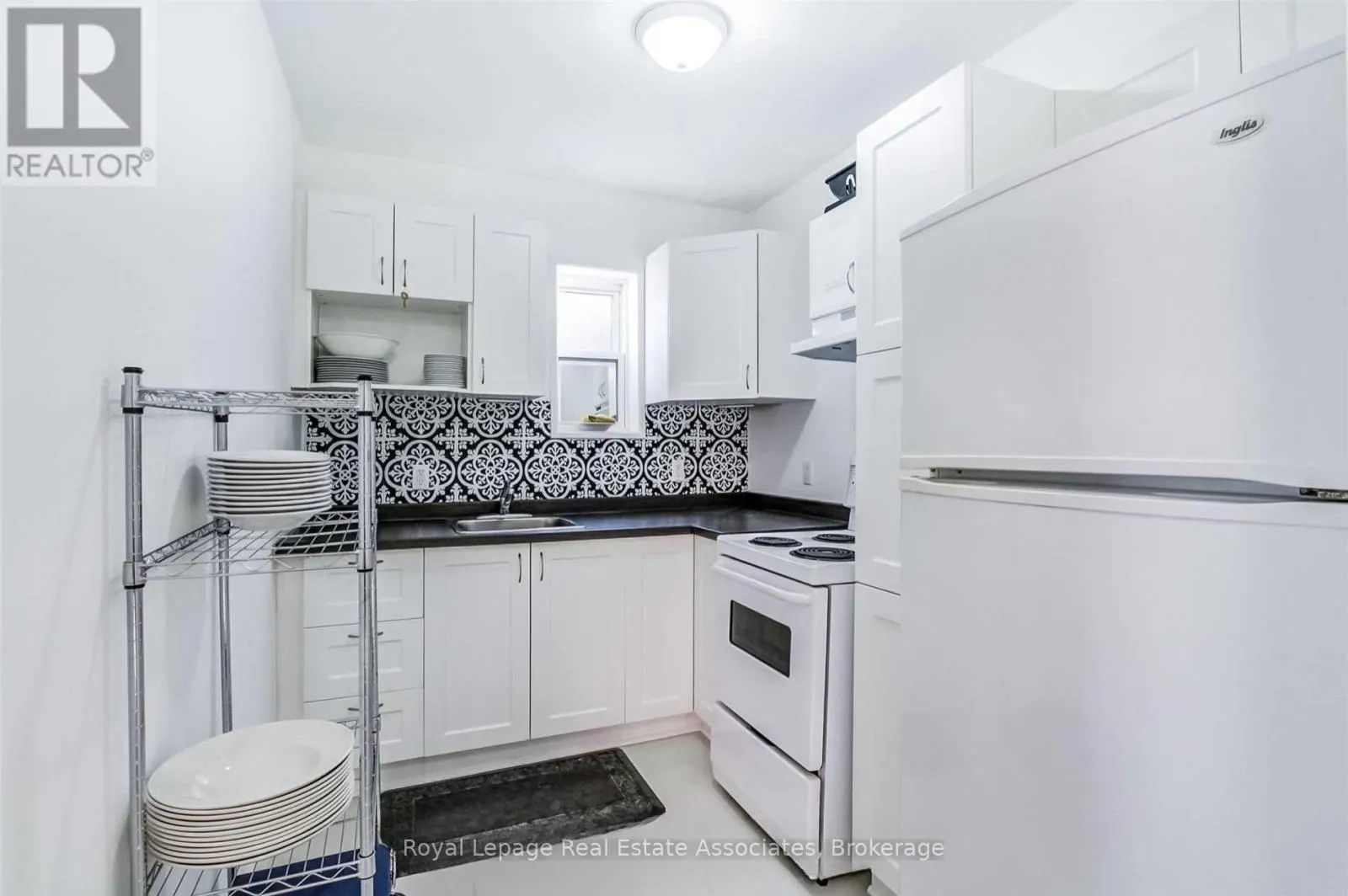 881 LAKESHORE ROAD E