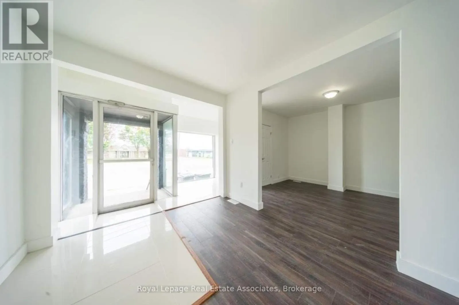 881 LAKESHORE ROAD E