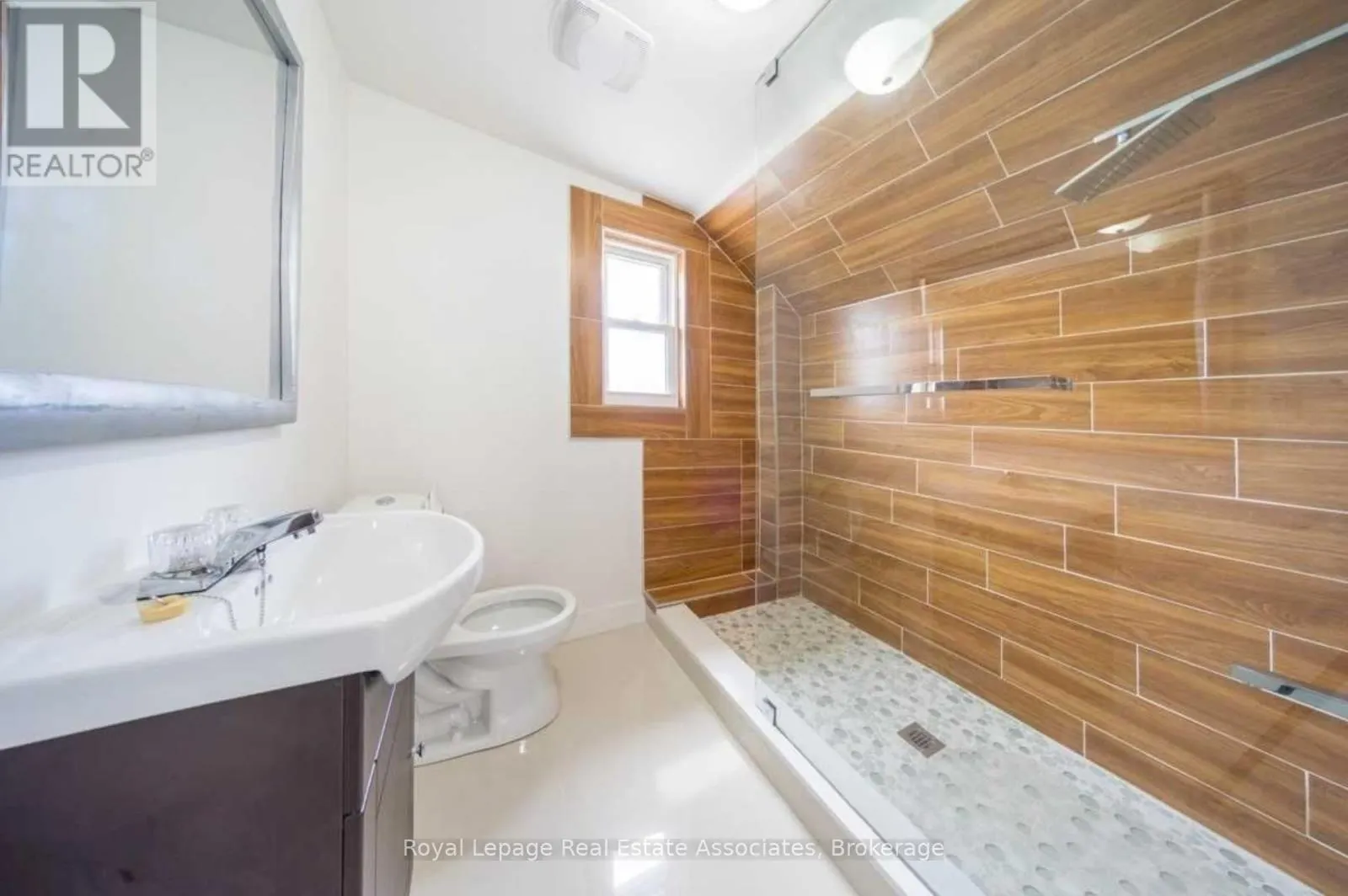 881 LAKESHORE ROAD E