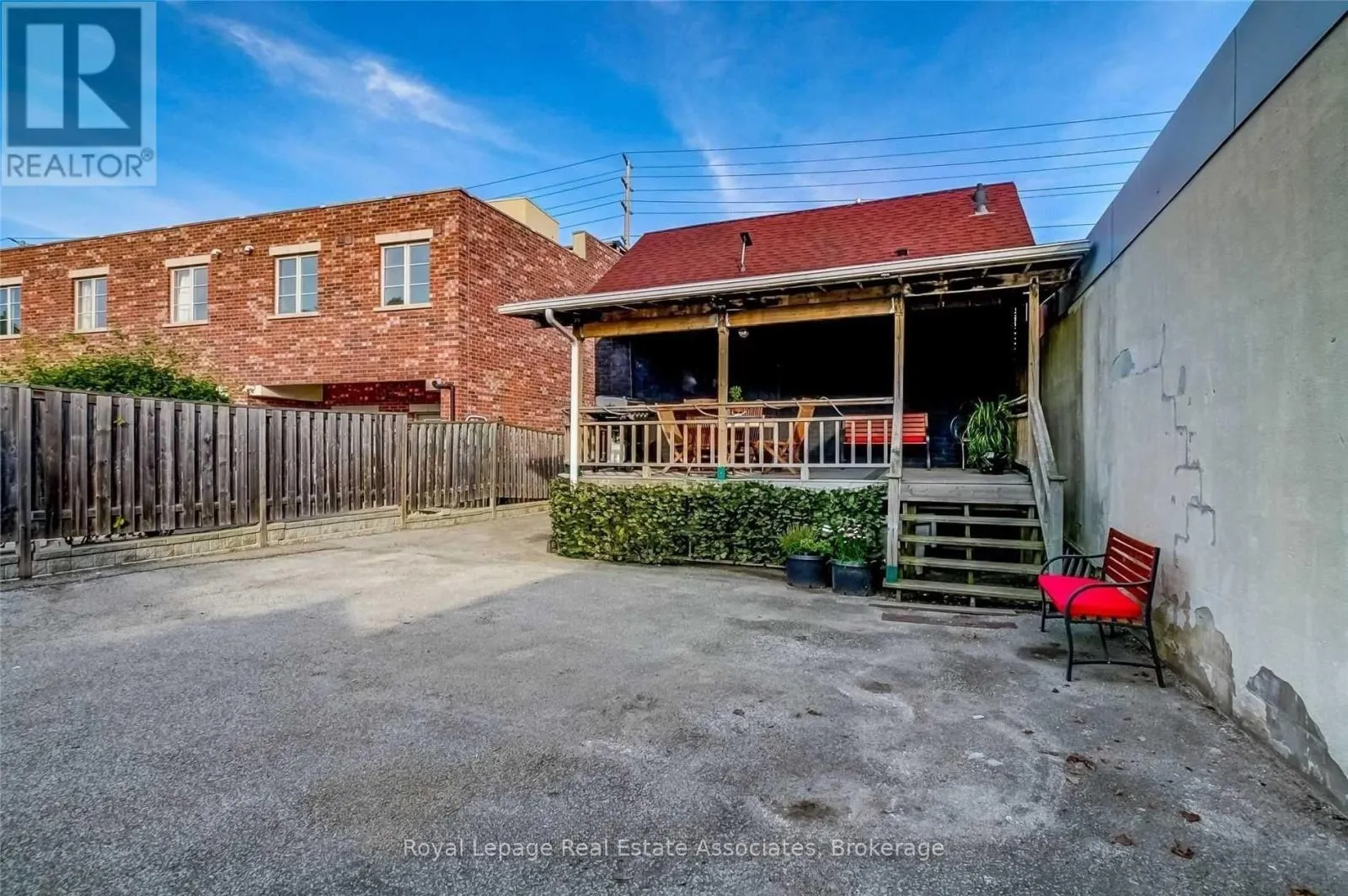 881 LAKESHORE ROAD E