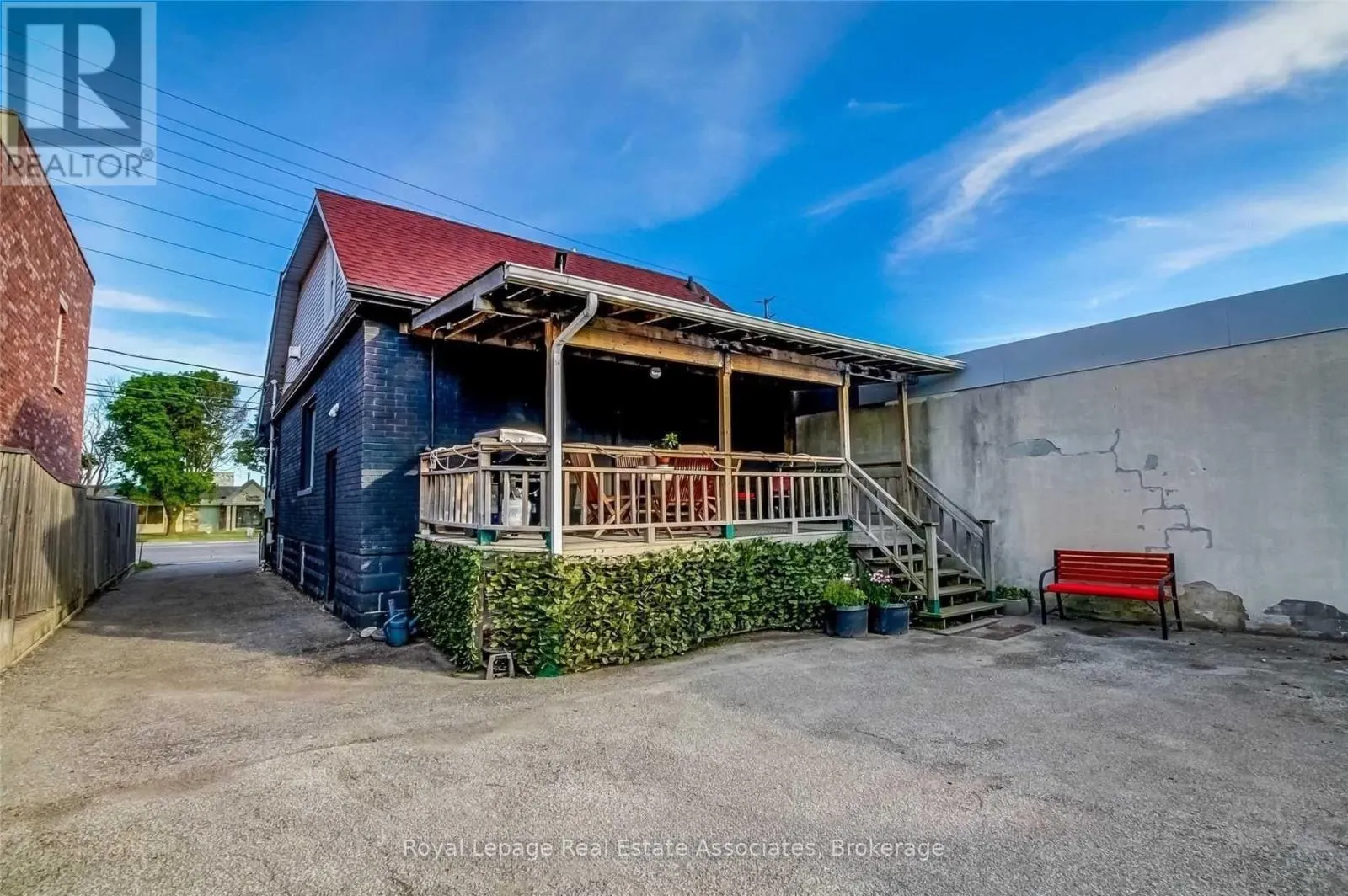 881 LAKESHORE ROAD E