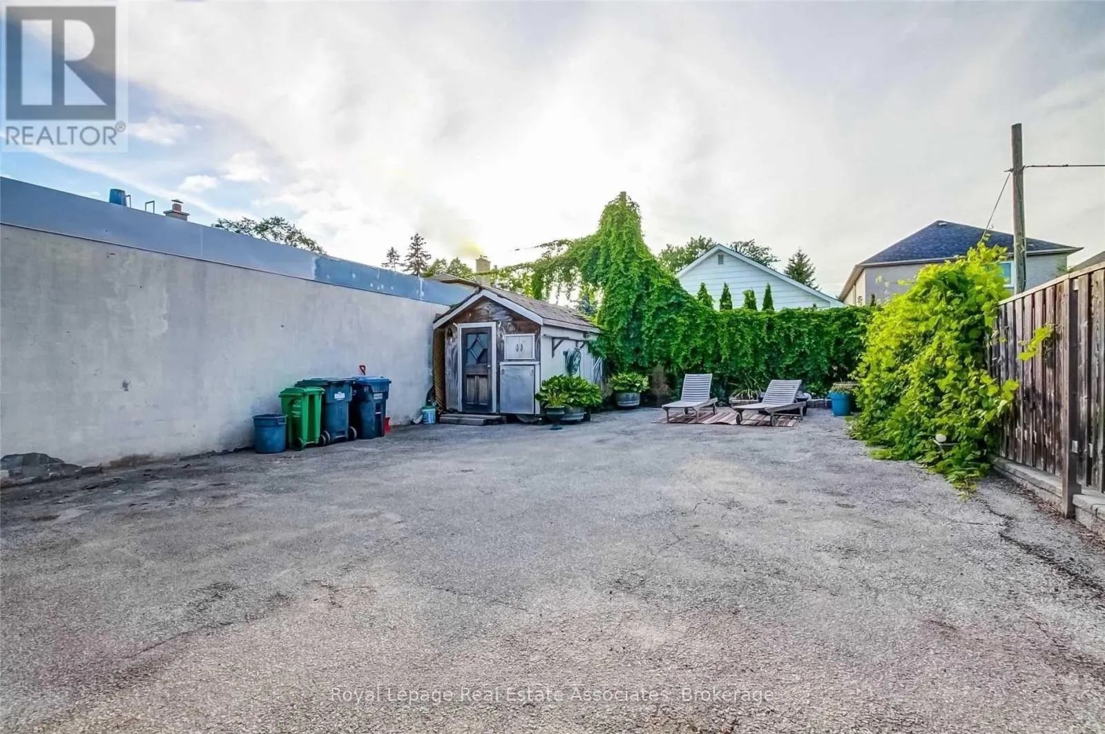 881 LAKESHORE ROAD E