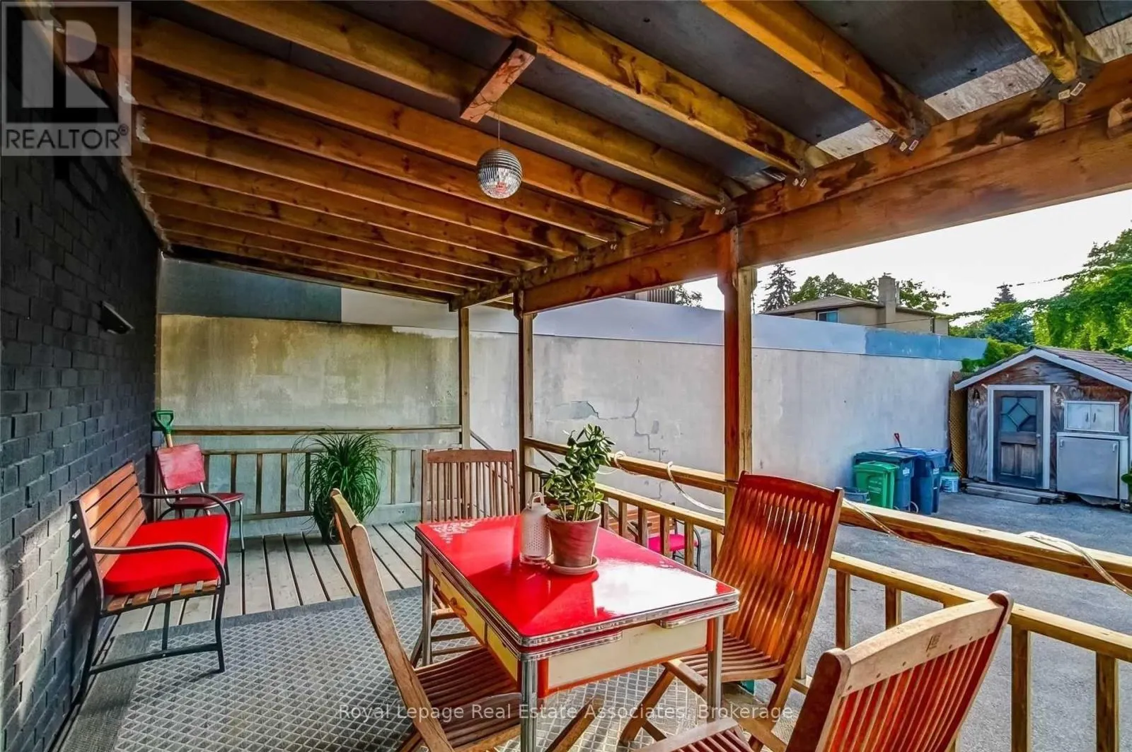 881 LAKESHORE ROAD E