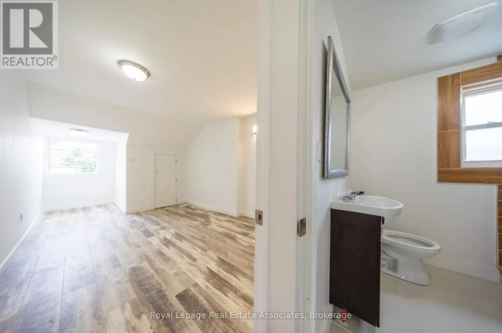 881 LAKESHORE ROAD E