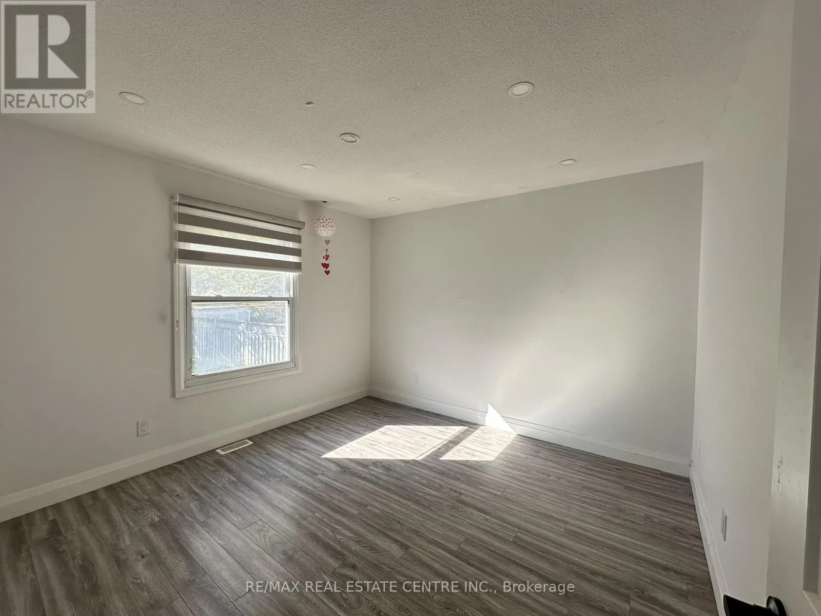 582 ELLIOTT CRESCENT