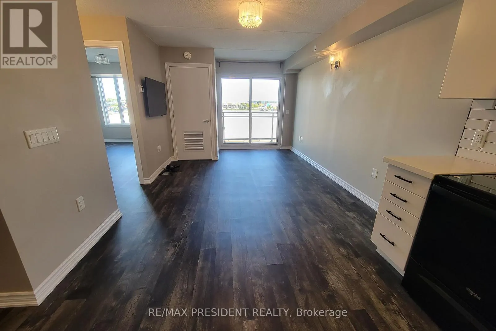 303 - 716 MAIN STREET E