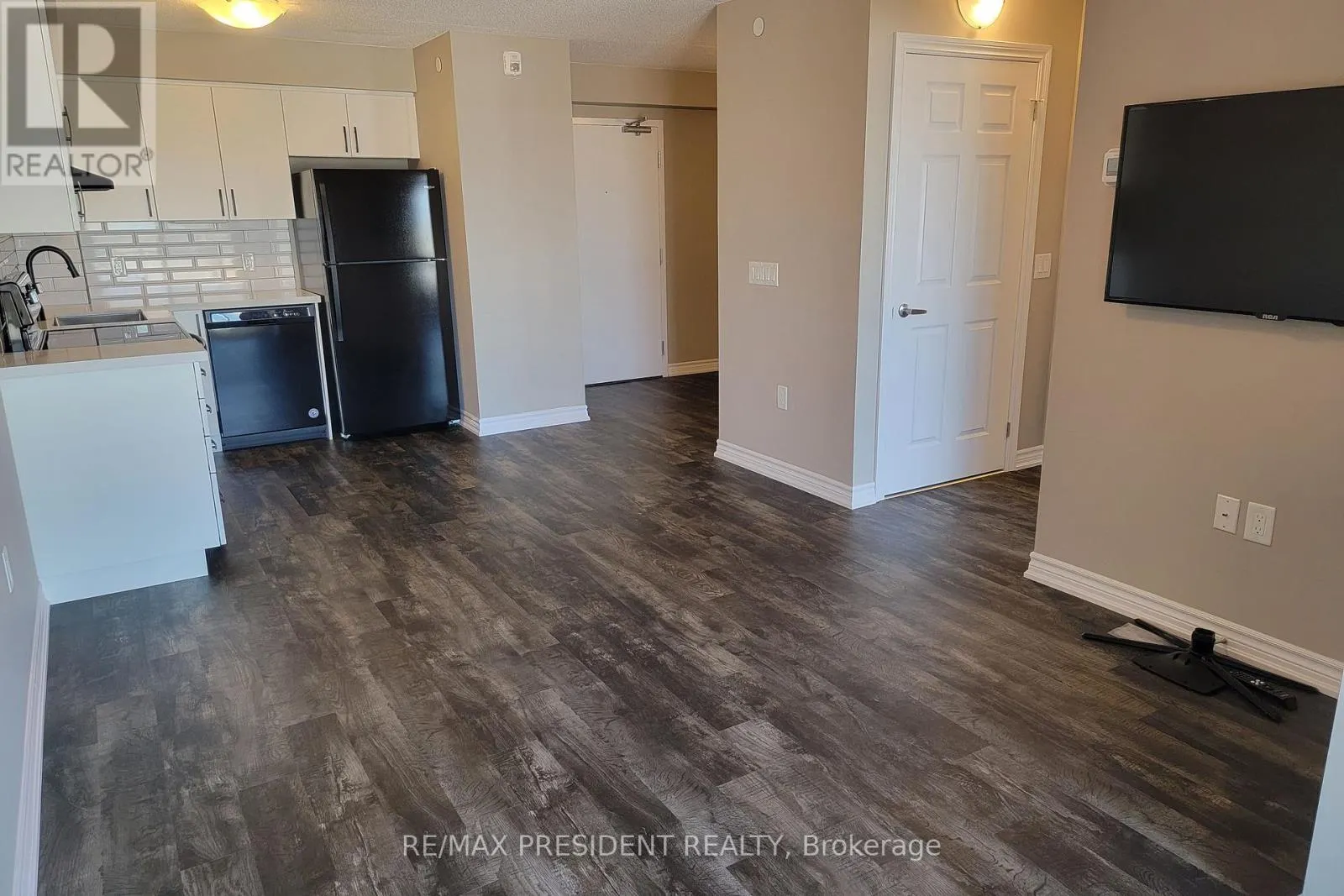 303 - 716 MAIN STREET E