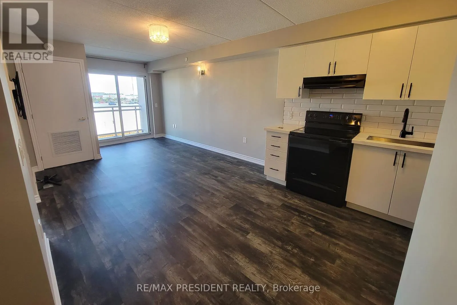 303 - 716 MAIN STREET E