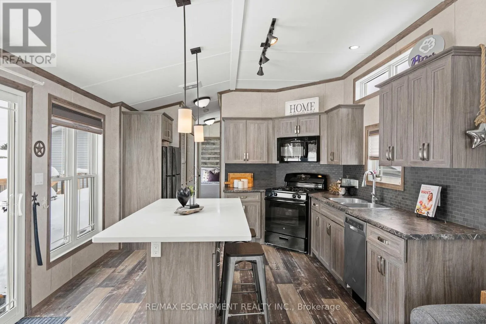 10 OAK - 4449 MILBUROUGH LINE