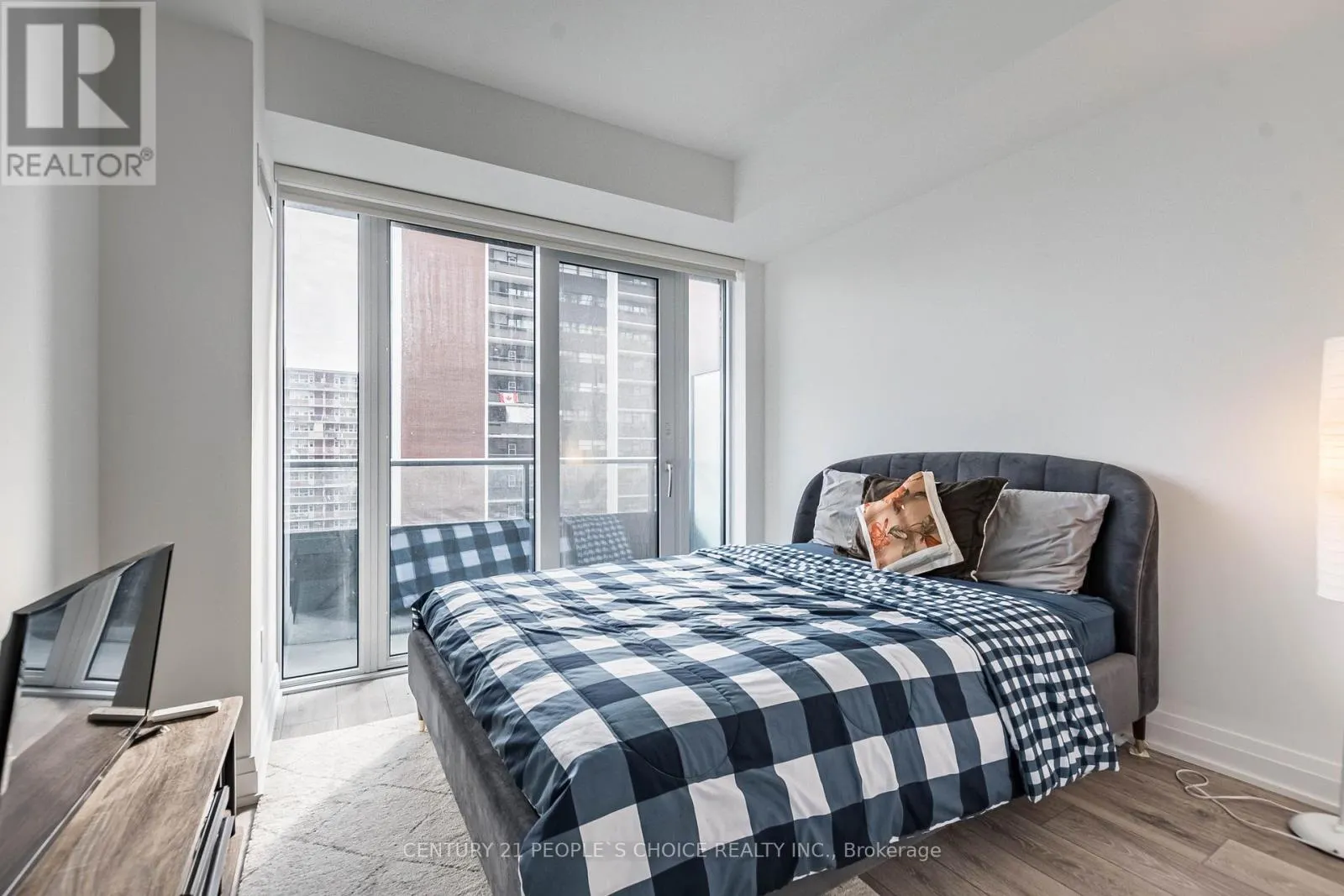 915 - 21 PARK STREET E