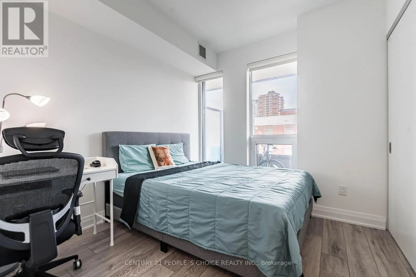 915 - 21 PARK STREET E