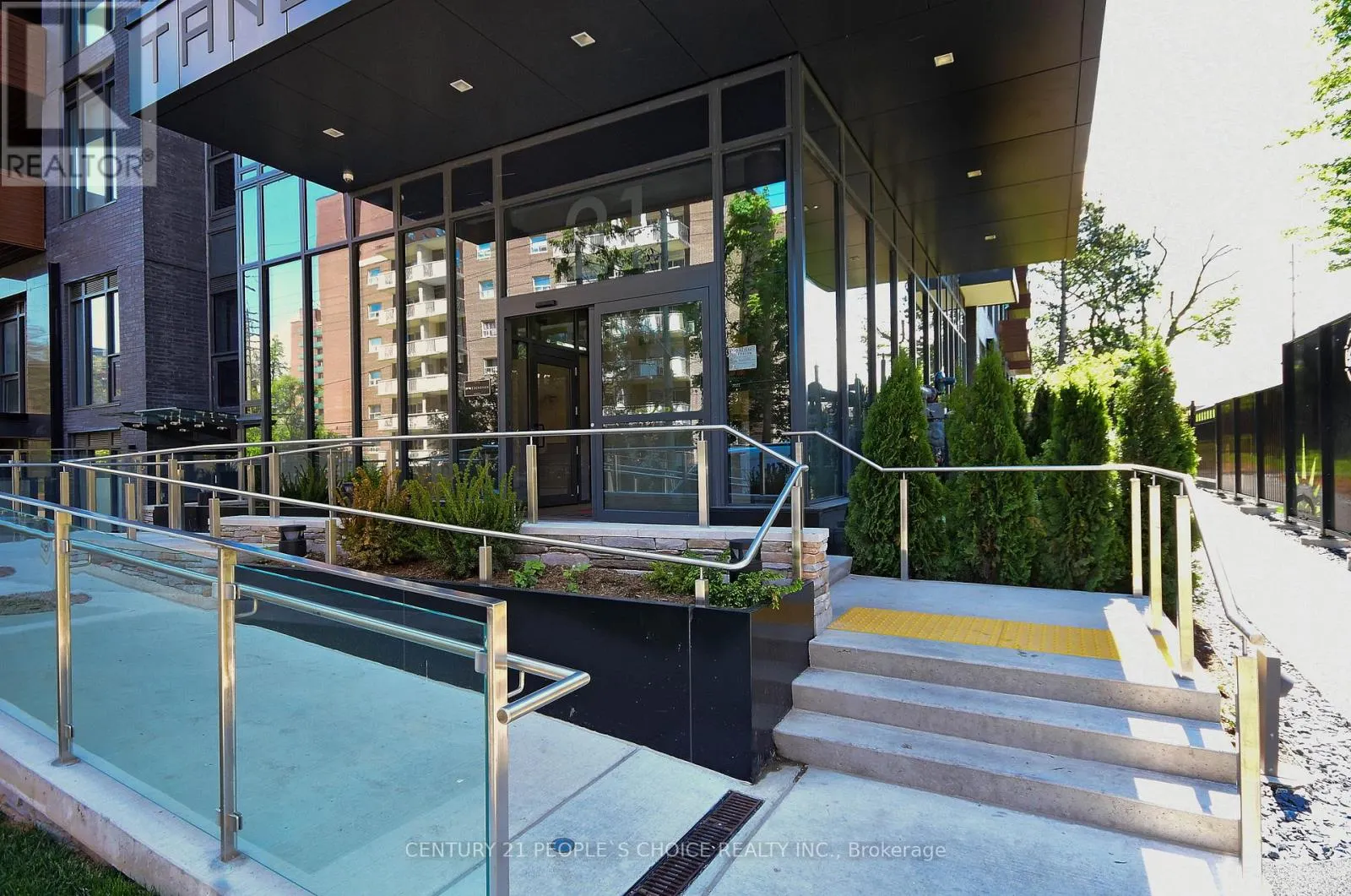 915 - 21 PARK STREET E