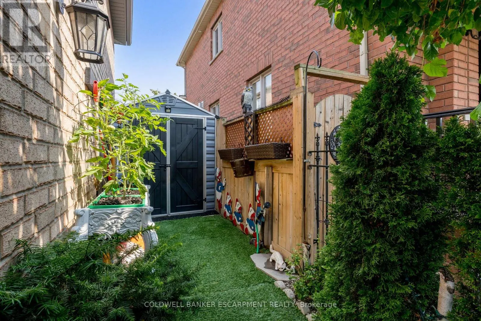 256 LANDSBOROUGH AVENUE S