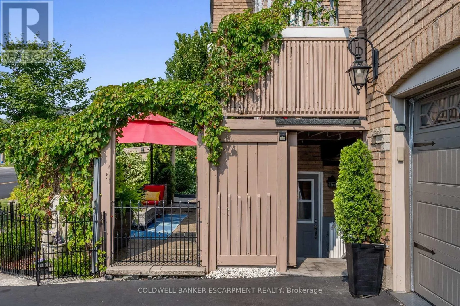 256 LANDSBOROUGH AVENUE S