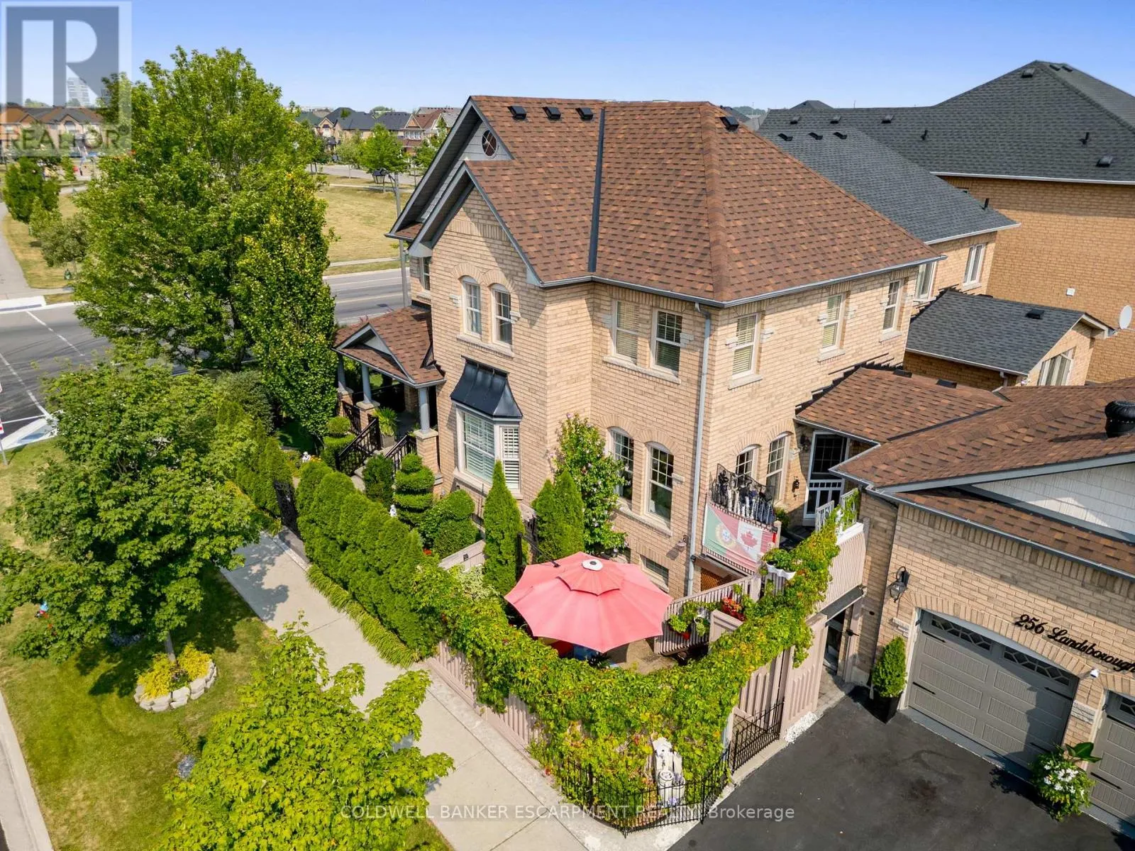 256 LANDSBOROUGH AVENUE S