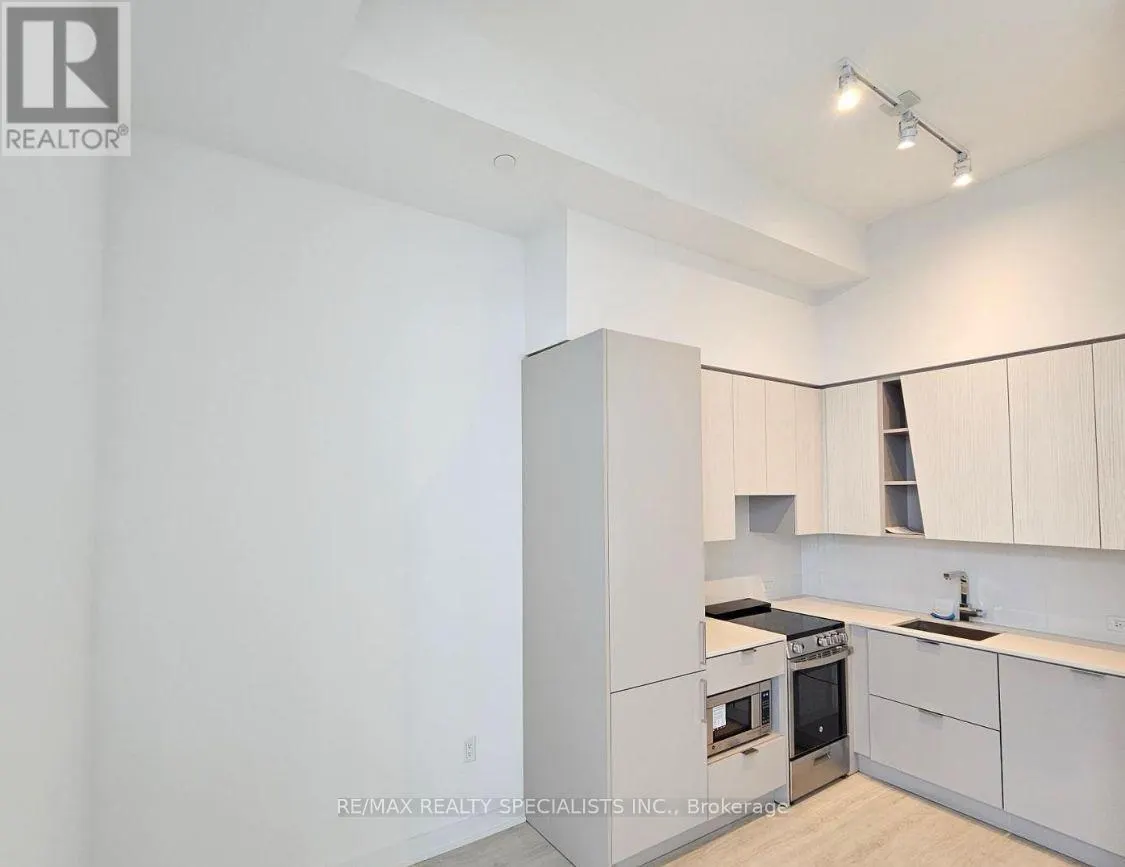 211 - 3900 CONFEDERATION PARKWAY