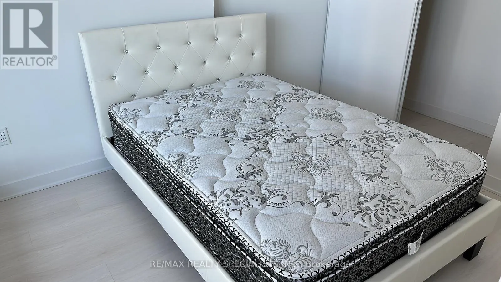 211 - 3900 CONFEDERATION PARKWAY