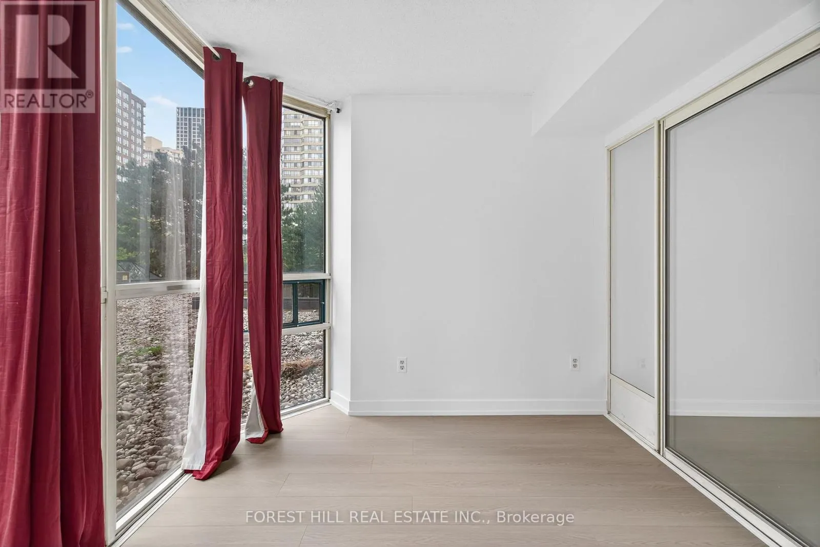 210 - 285 ENFIELD PLACE N