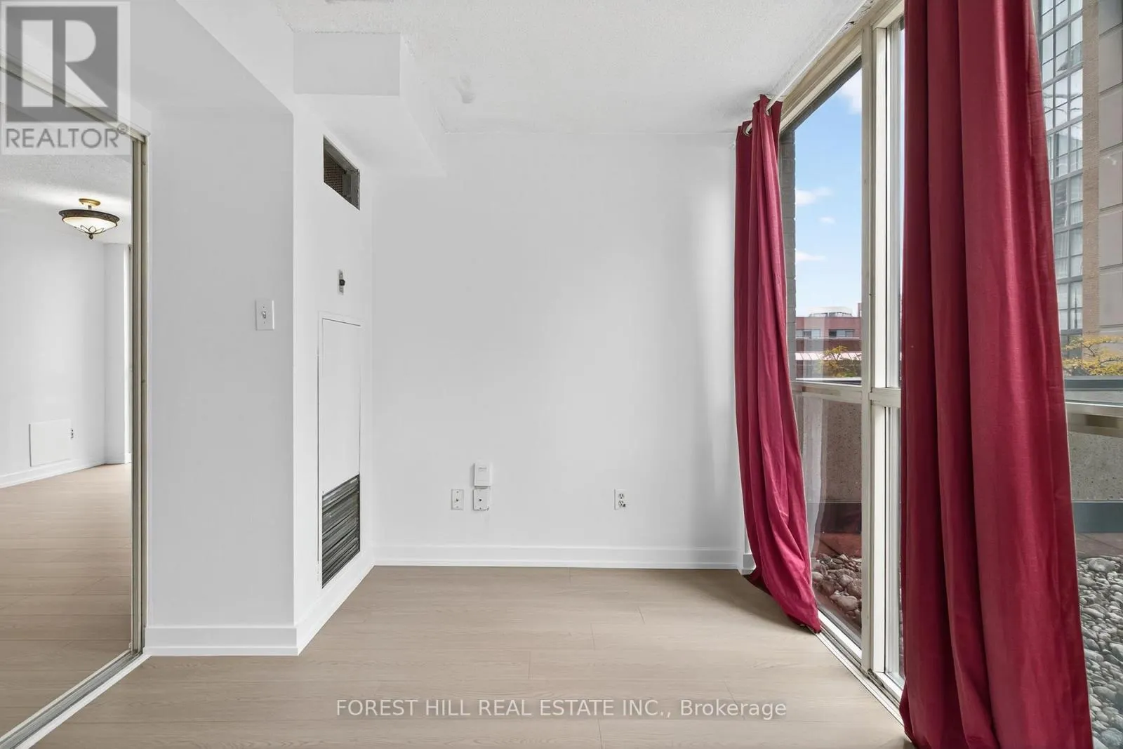 210 - 285 ENFIELD PLACE N