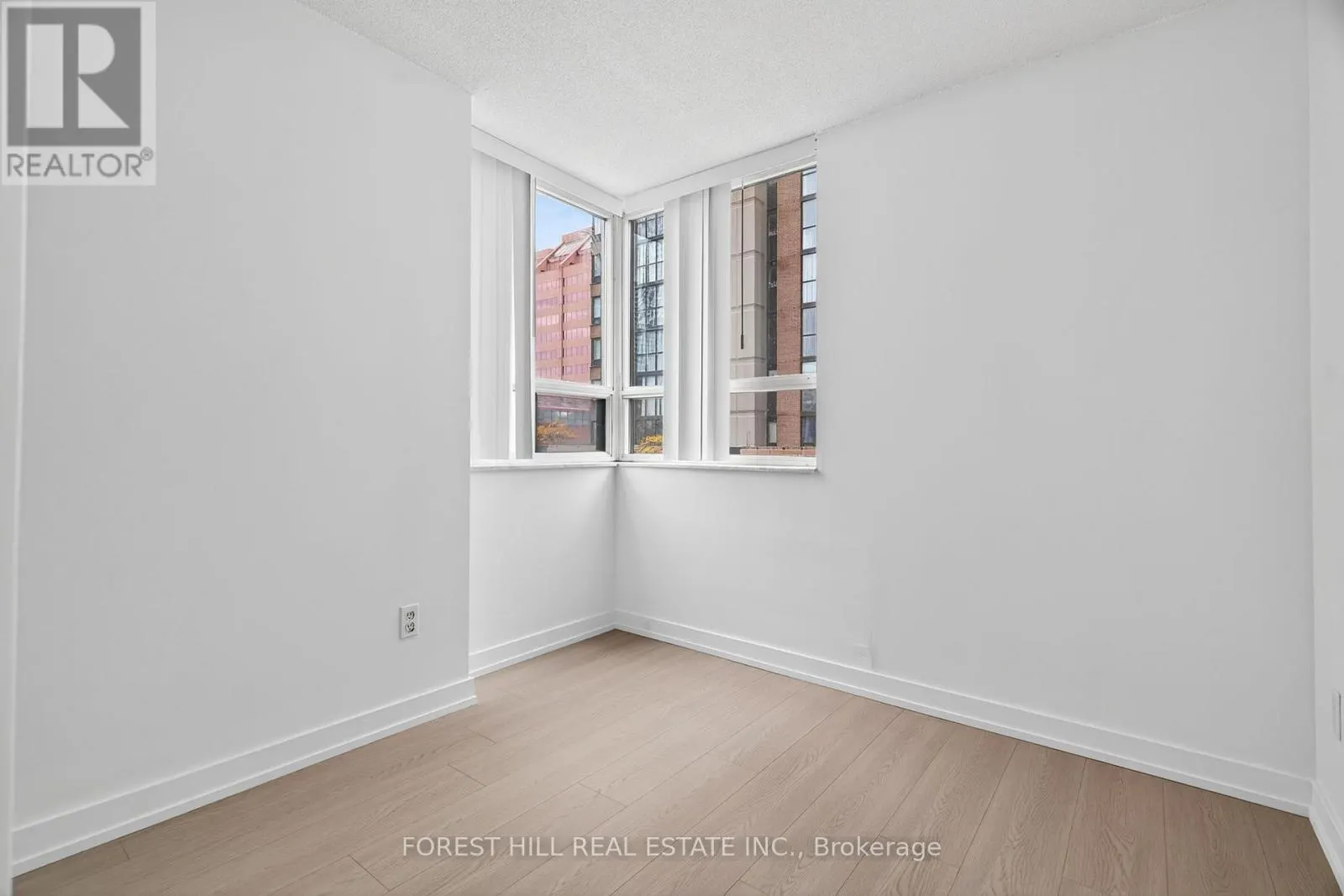 210 - 285 ENFIELD PLACE N