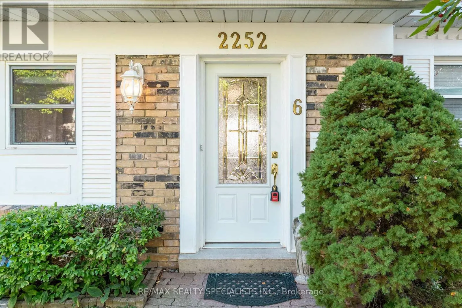 6 - 2252 UPPER MIDDLE ROAD