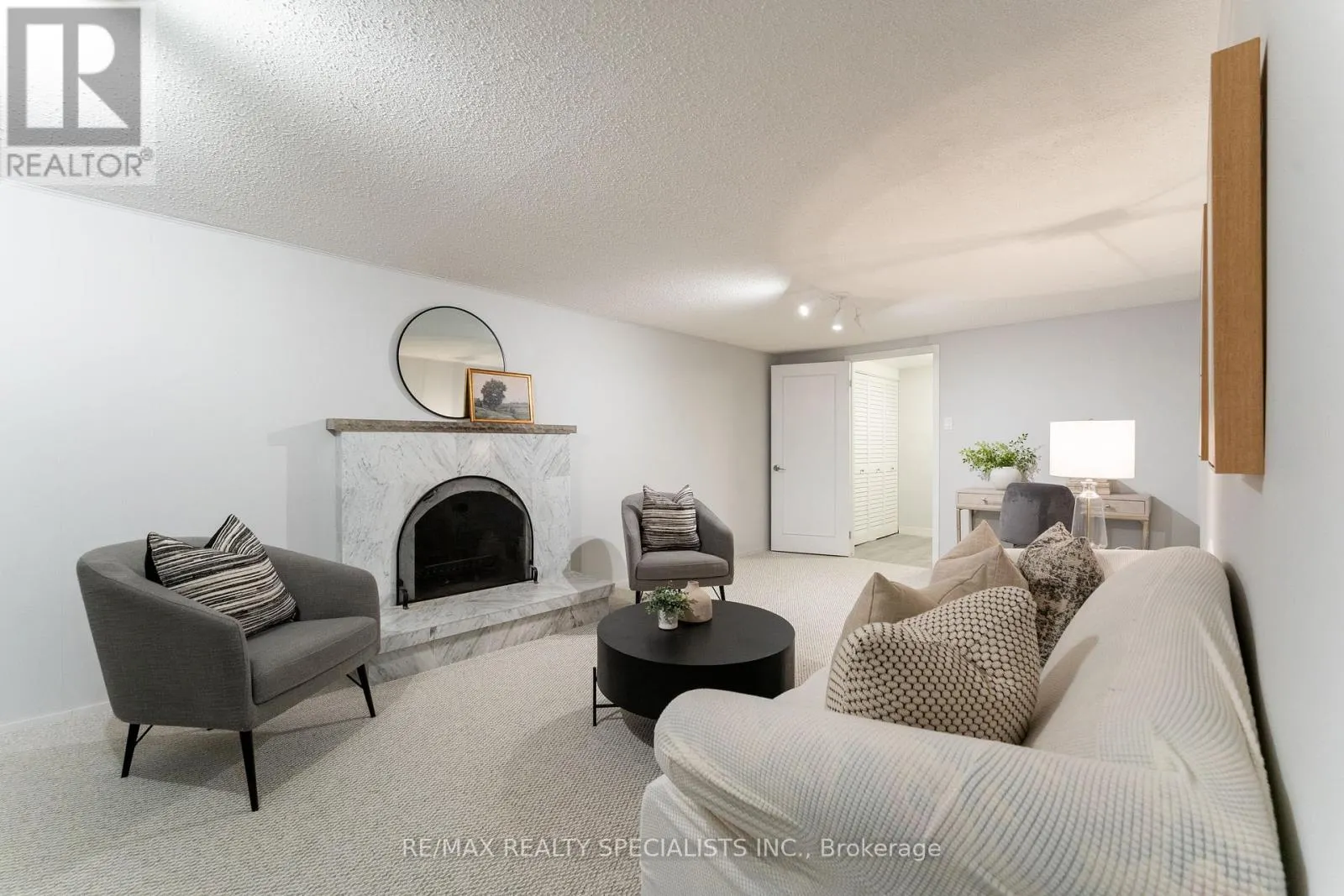 6 - 2252 UPPER MIDDLE ROAD