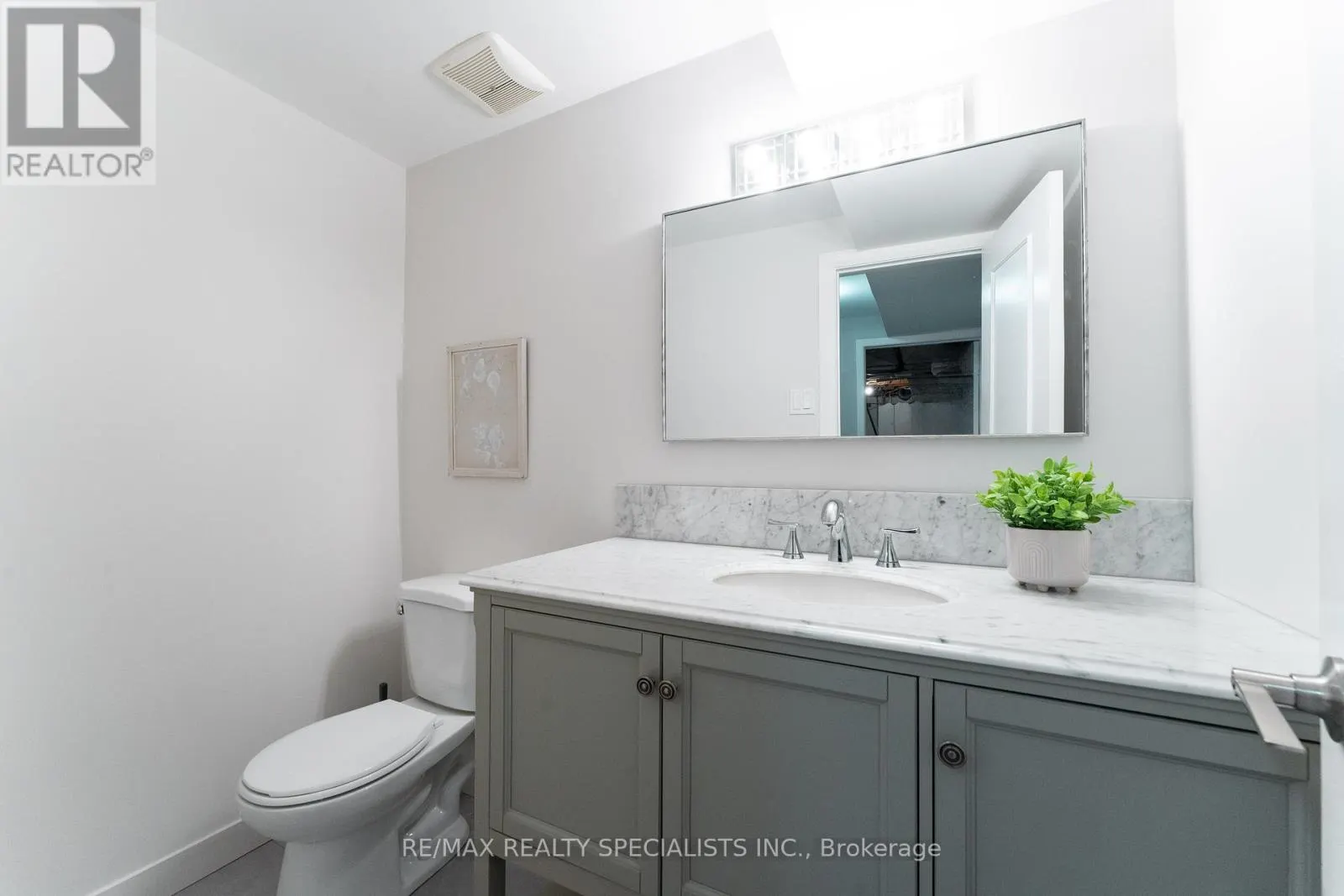 6 - 2252 UPPER MIDDLE ROAD