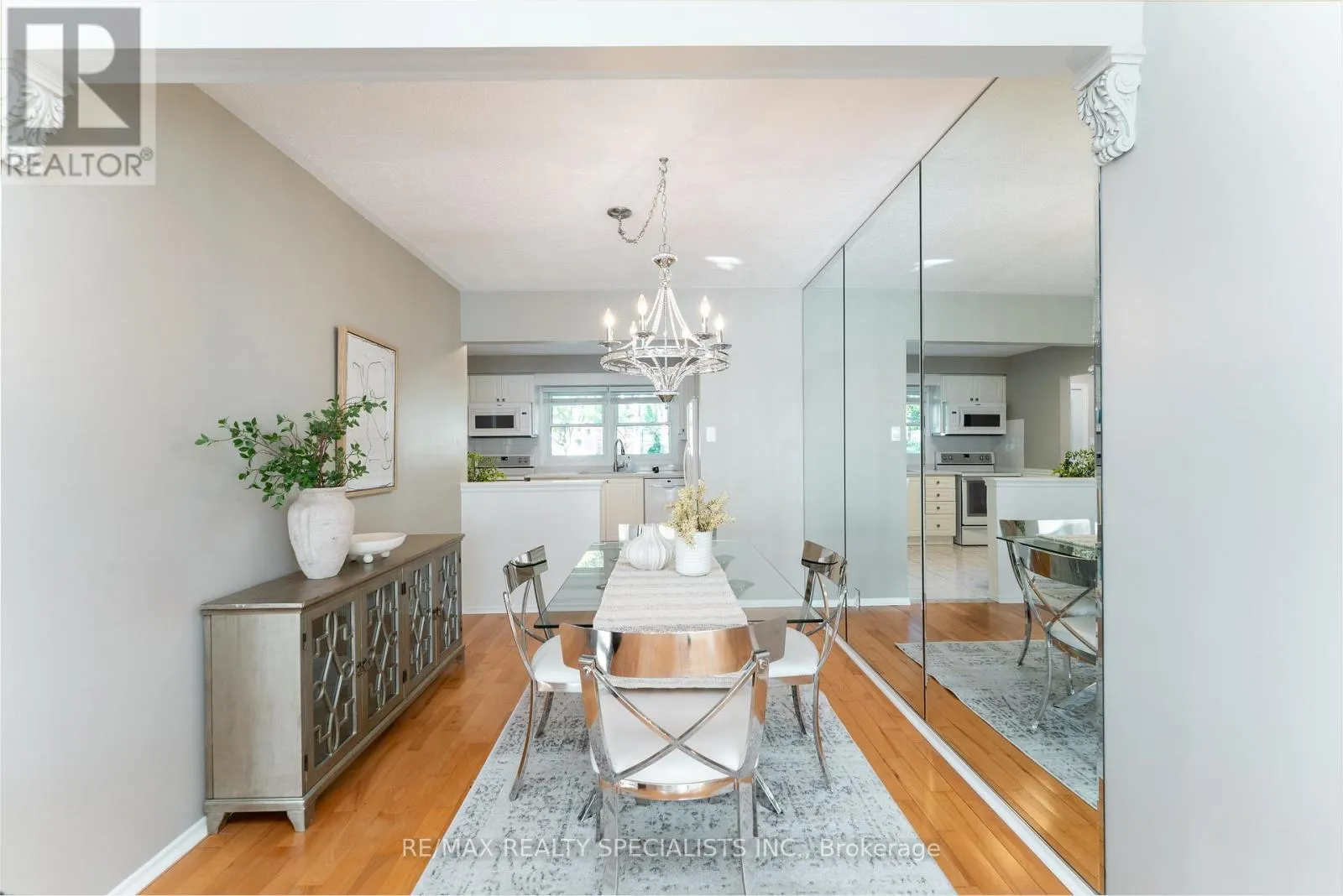 6 - 2252 UPPER MIDDLE ROAD