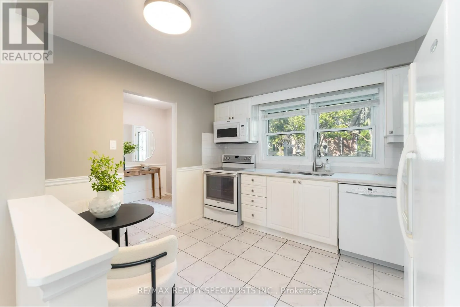 6 - 2252 UPPER MIDDLE ROAD